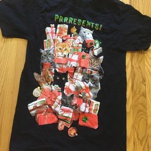 Christmas present cat graphic tee